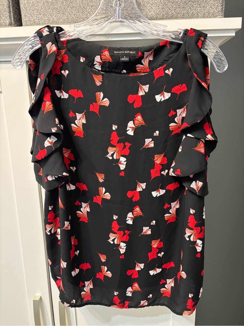 Banana Republic Black Ginkgo Floral Ruffle Sleeve Top Blouse Size S EUC Floral